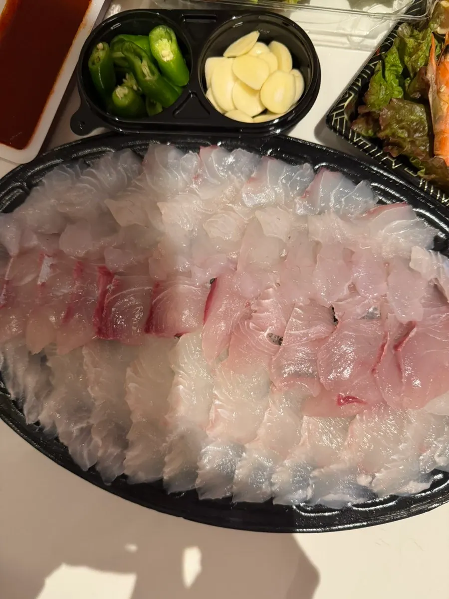 숙소에 펼친 참돔 복어 부시리 광어 4종 회