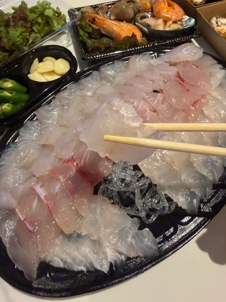 회 포장과 함께한 복분자와 소주