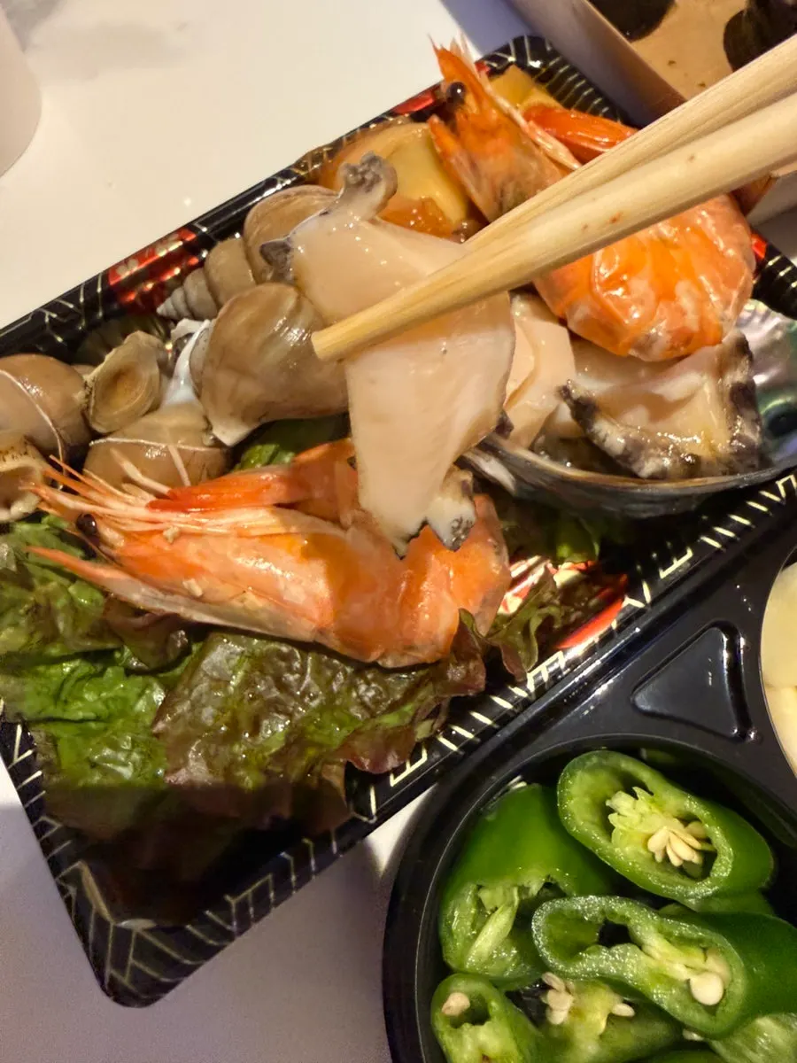 얇게 썬 복어회 한 점