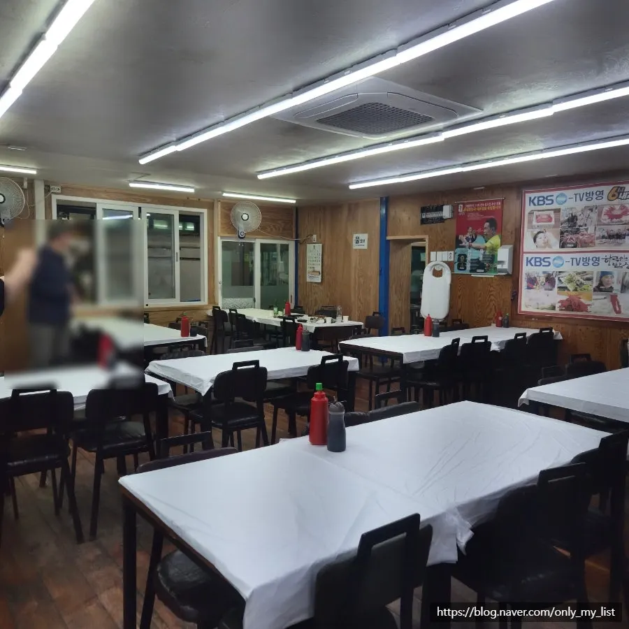 Spacious dining hall inside Ilchul Hoetjip