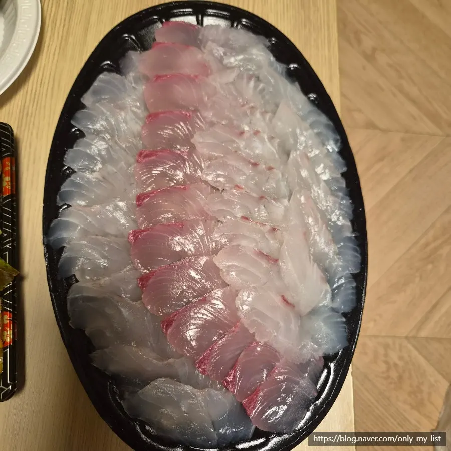 Plate showing the portion size of the 2-3 person assorted sashimi