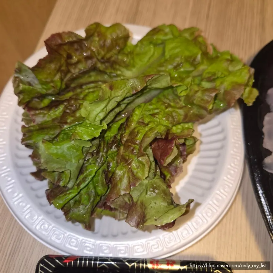 Complimentary wrapping lettuce