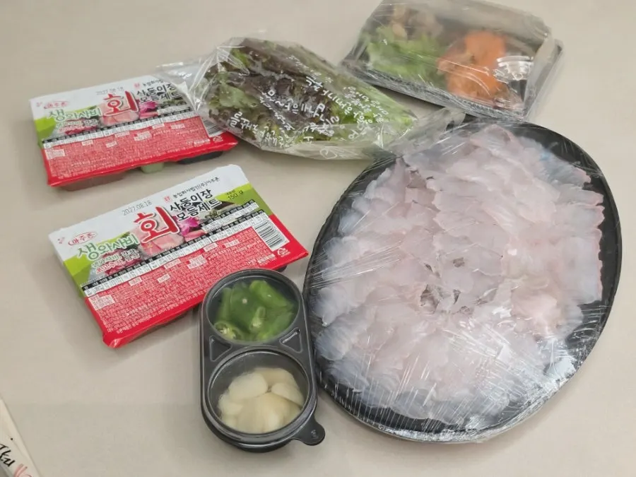 숙소 식탁에 펼친 회 포장 한 상