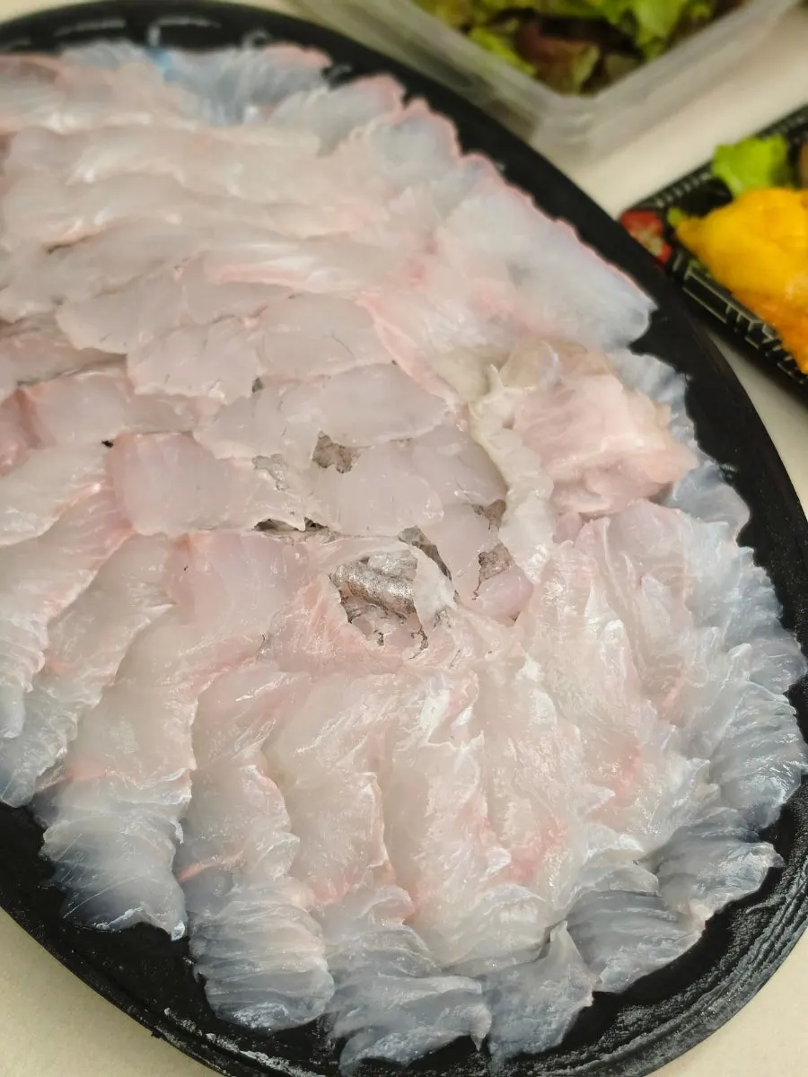 쌈에 마늘과 고추를 올린 회