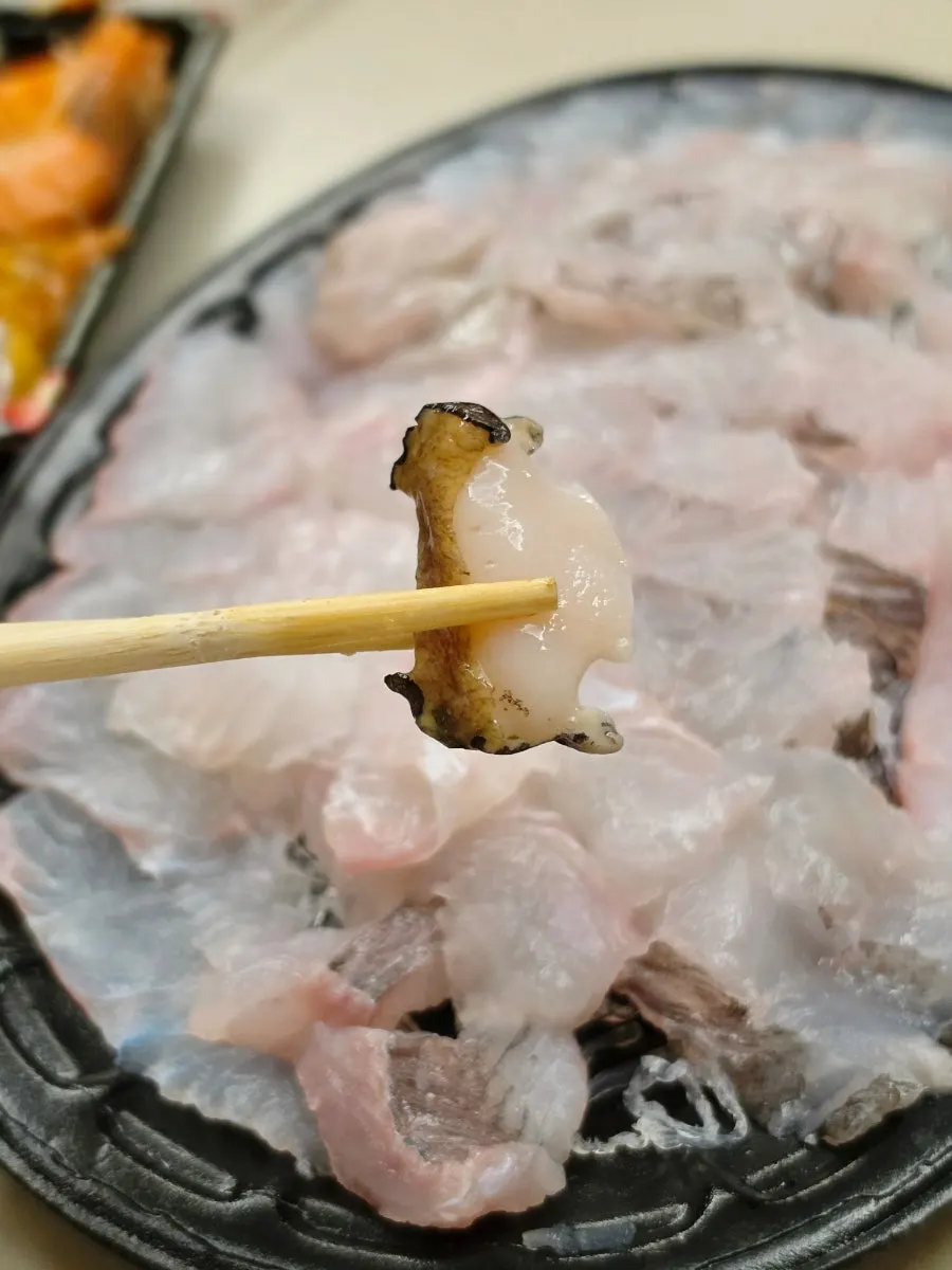 회와 곁들인 해산물 접시