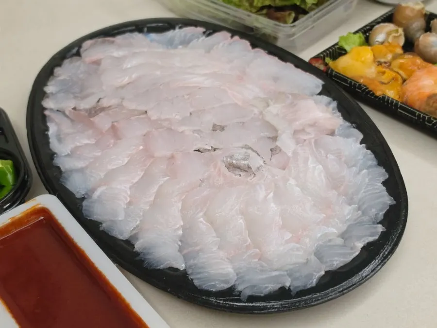 펜션 저녁으로 펼친 회 포장 전체 상
