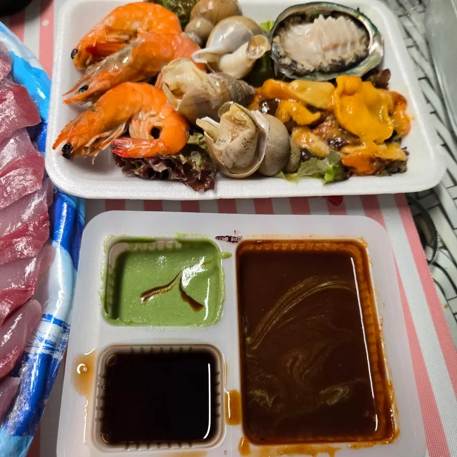 Sashimi lettuce wrap