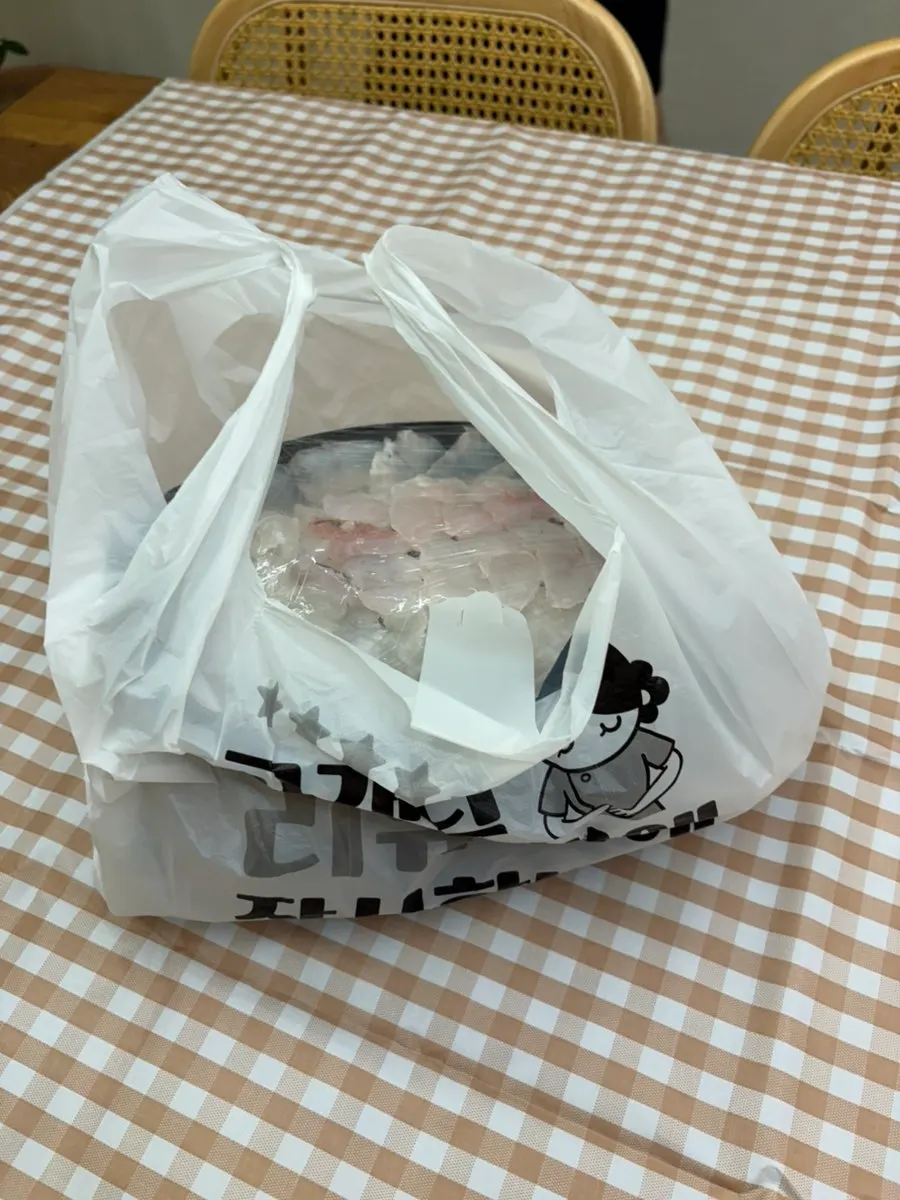 The takeout sashimi spread out at the pension