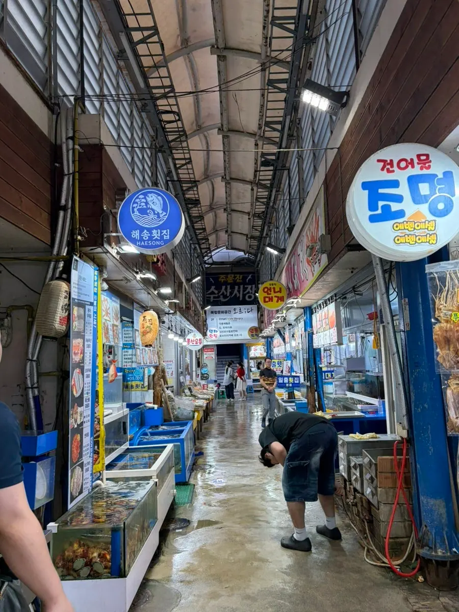 The surroundings of Ilchul Hoetjip inside Jumunjin Fisheries Market