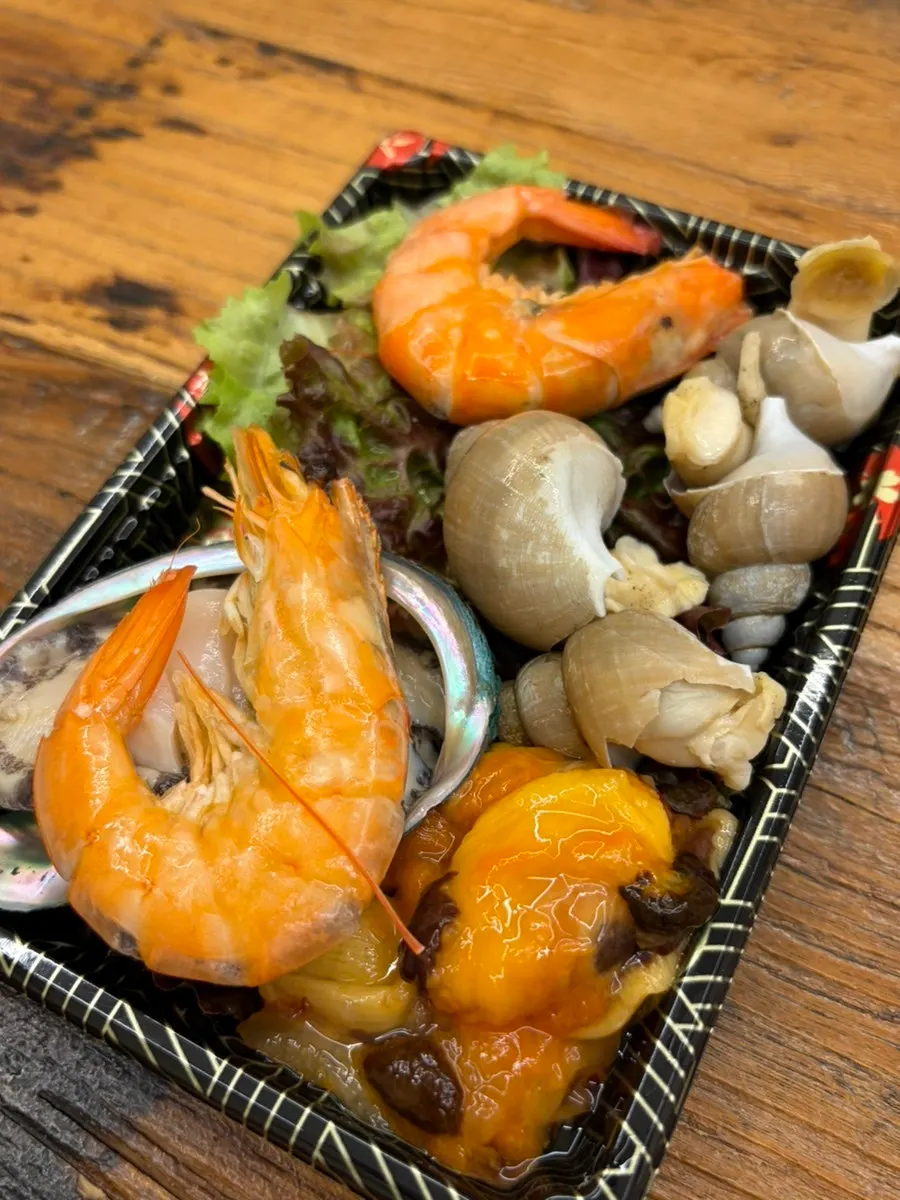 Whelk and steamed shrimp included as part of the free seafood service