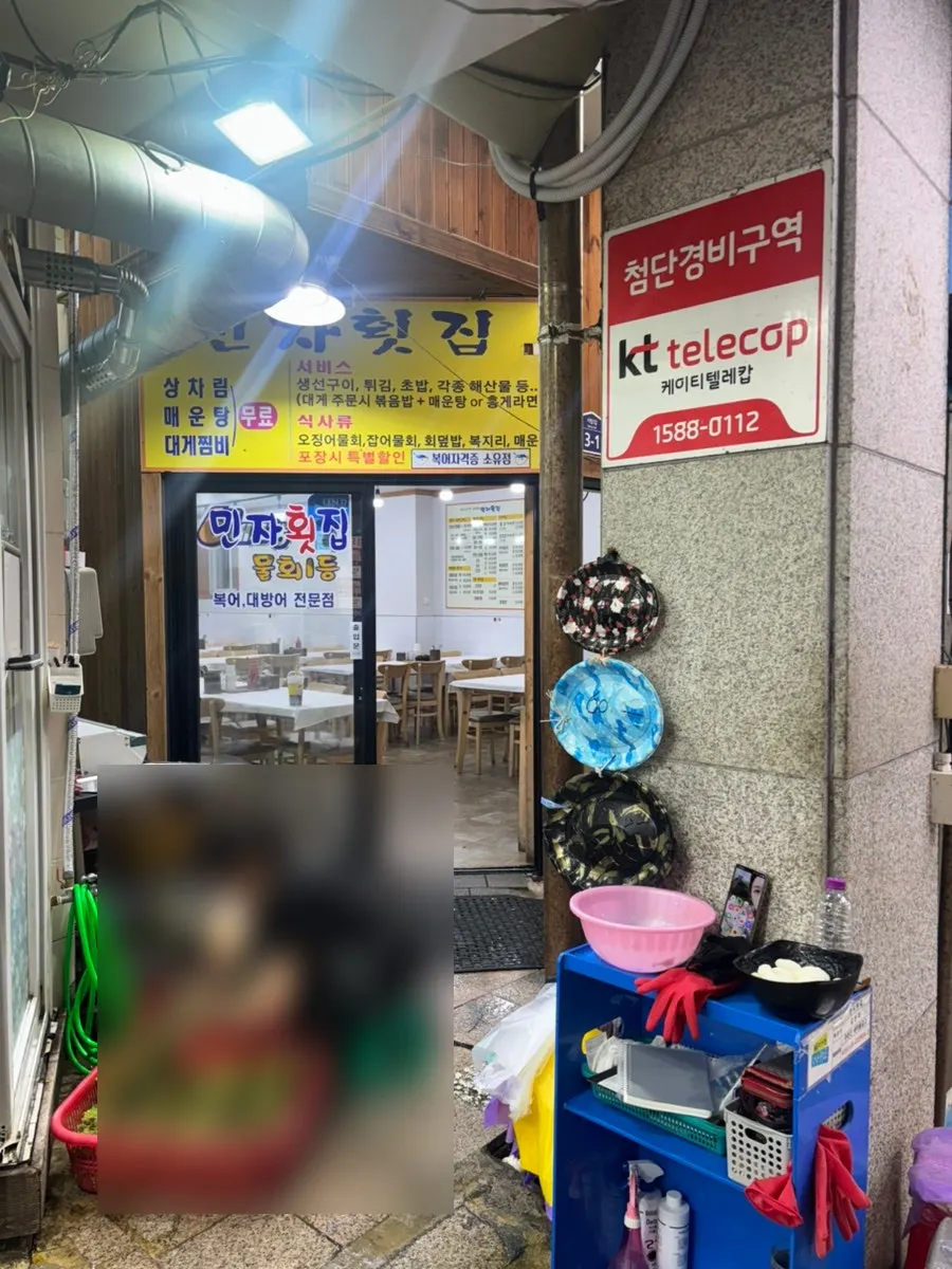 Tables inside Minja Hoetjip