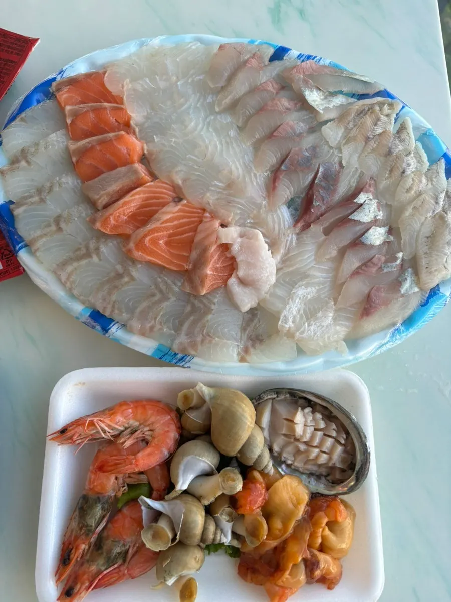 Sashimi takeaway with three-color sauces and side dishes