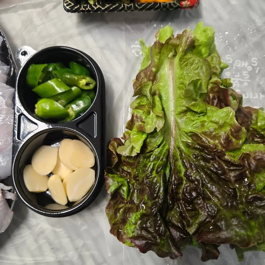 Lettuce, garlic, and chili peppers included in the takeout box