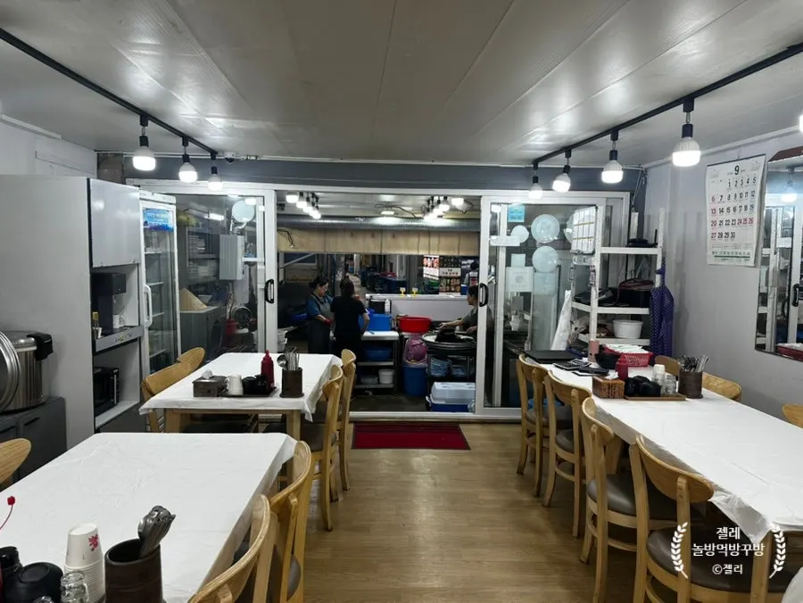 Quiet dining hall at Minja Hoetjip on a weekday evening