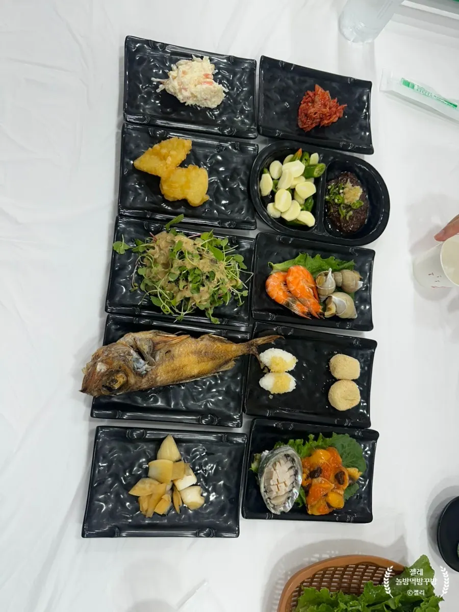 Side dishes laid out at Minja Hoetjip