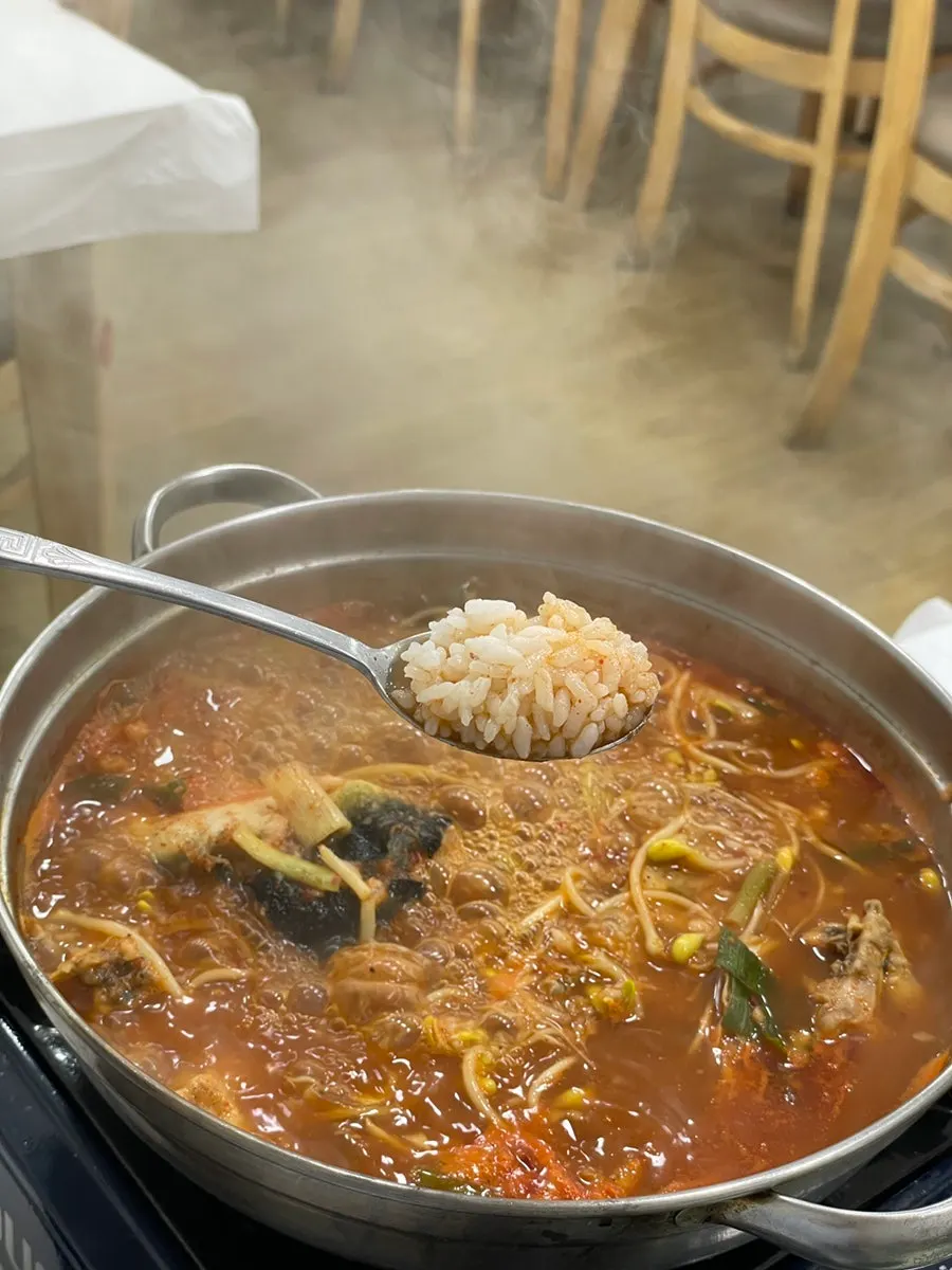 생선살 가득한 매운탕 국물