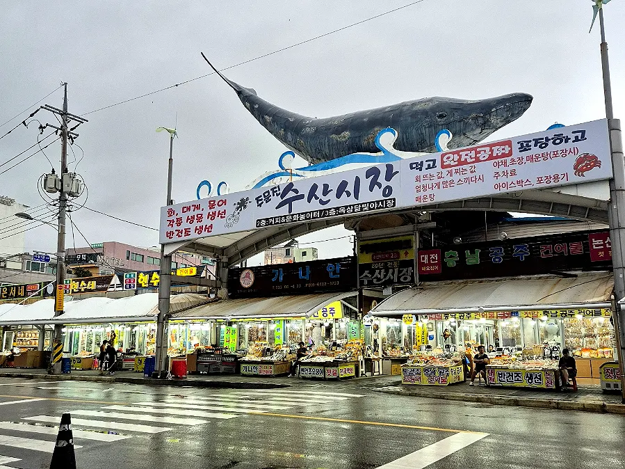 Exterior of Minja Hoetjip in Jumunjin Market on a rainy afternoon