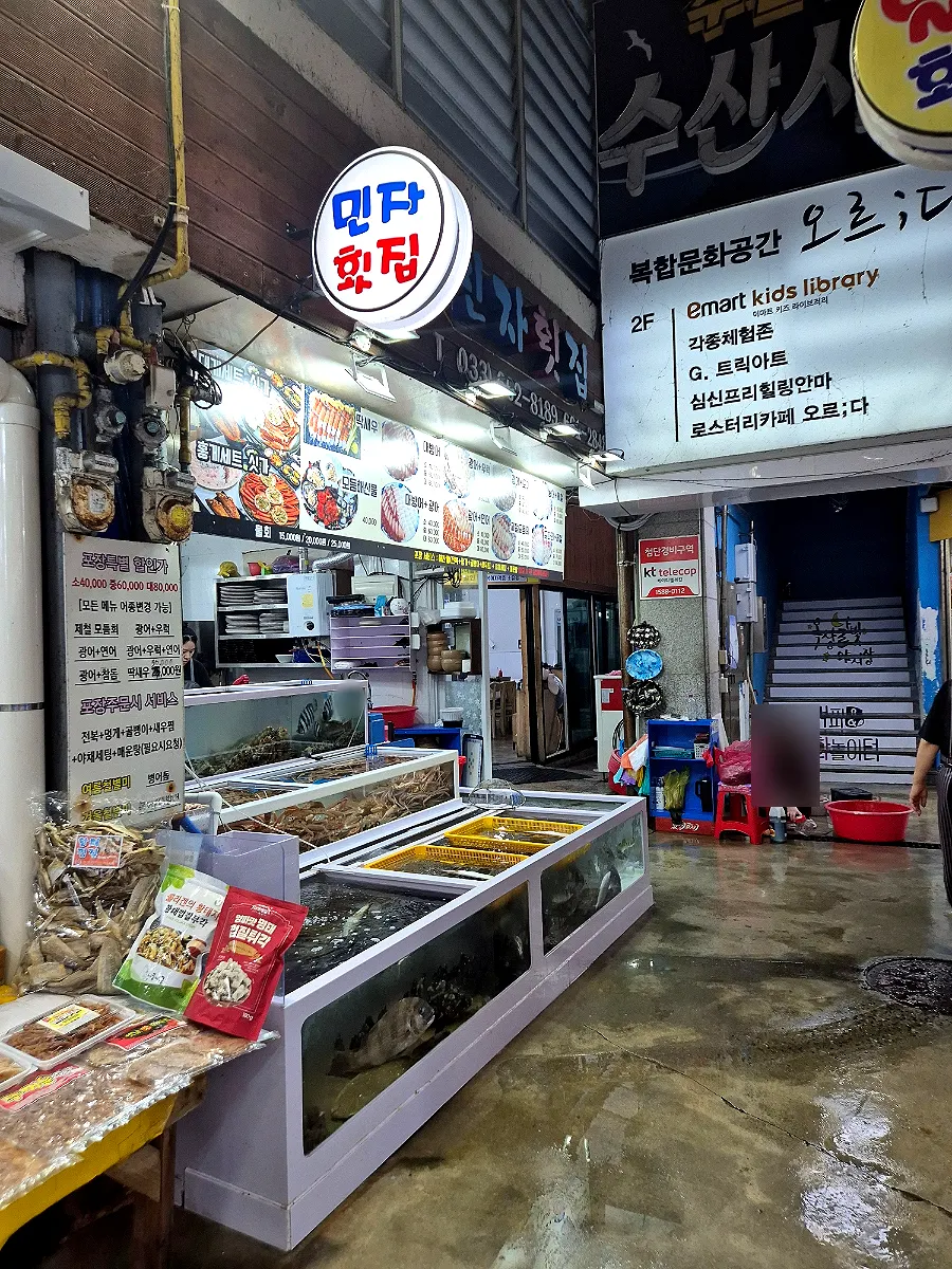 Path into Minja Hoetjip between Compose Coffee and a dried seafood shop