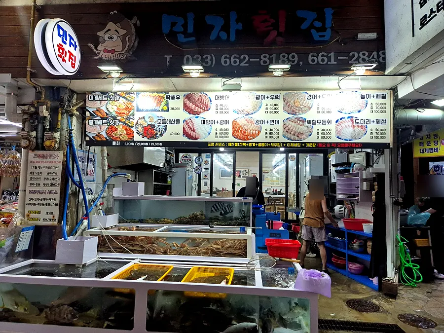 Fish tanks and the owners in front of Minja Hoetjip