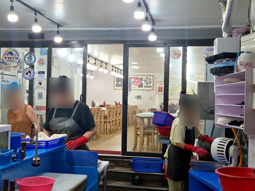 Dine-in seating inside Minja Hoetjip