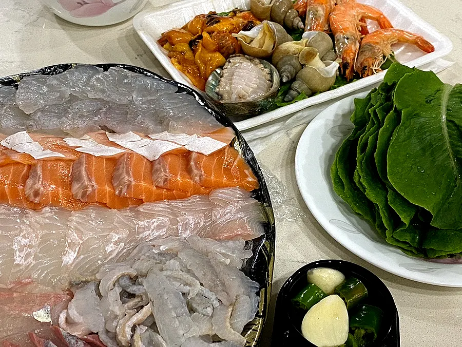 Full sashimi and stew dinner spread at the lodging table