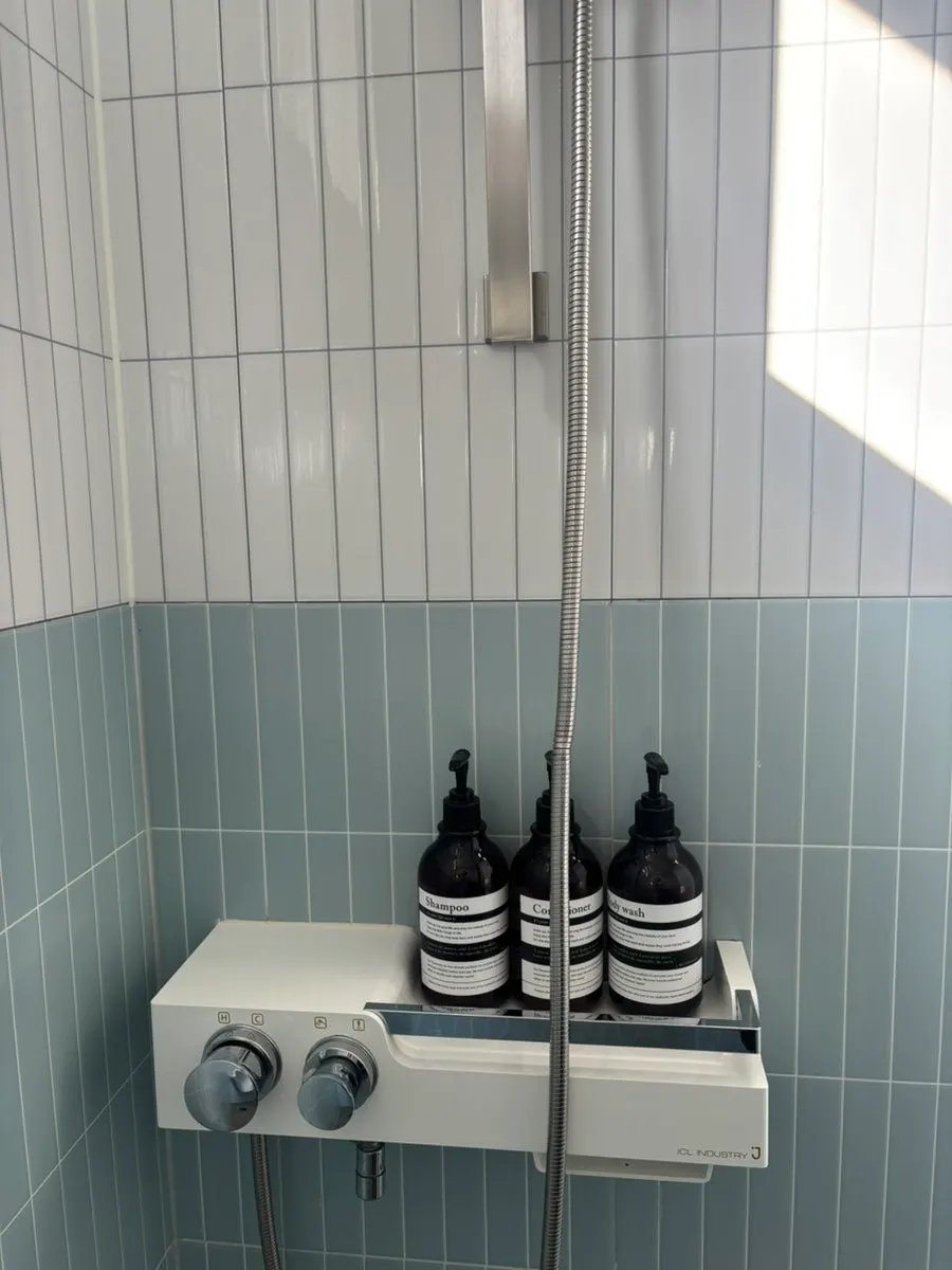 Room bathroom and amenities