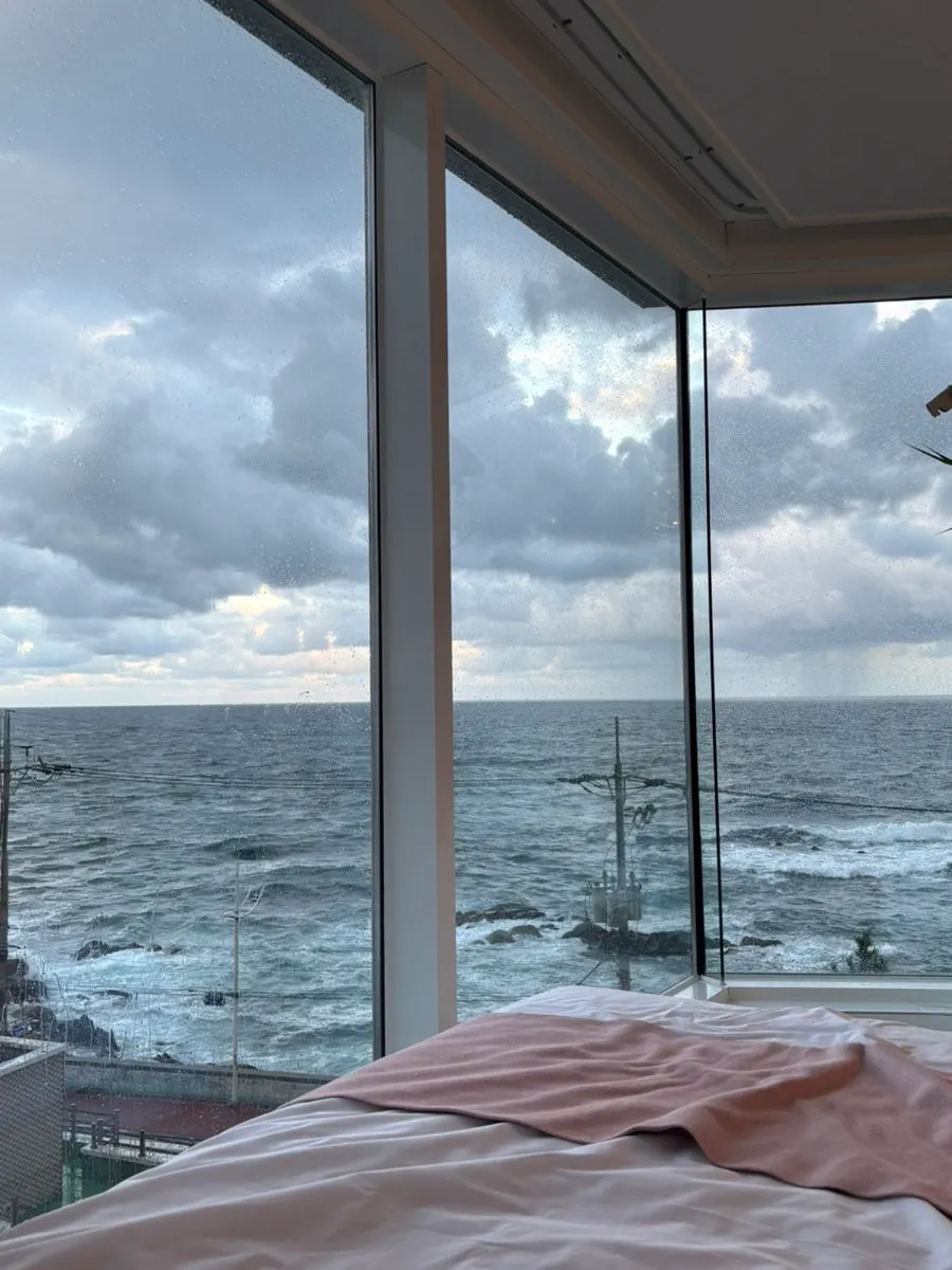 Juncheon sea filling the floor-to-ceiling window