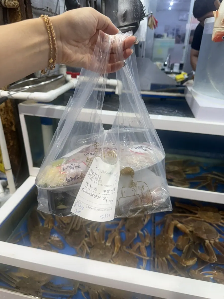 회와 해산물을 즐기는 매장 공간