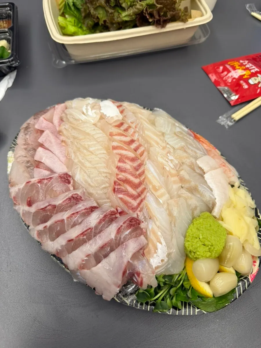 包装整洁的生鱼片菜单