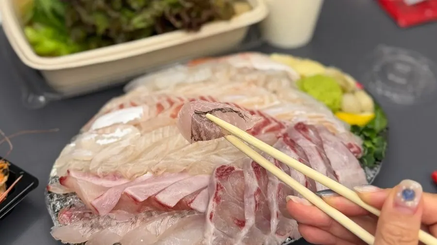 在住宿享用的注文津生鱼片外带