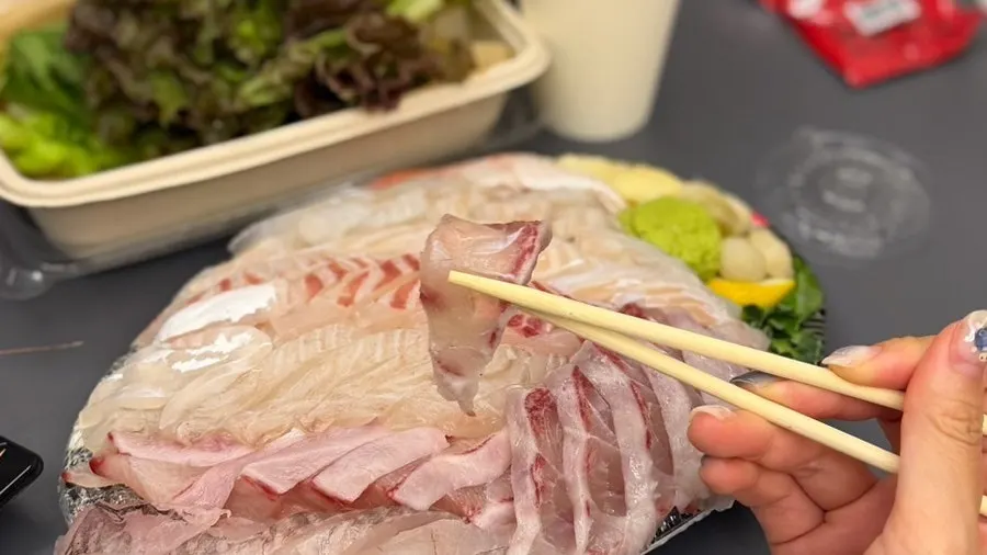 住宿里摆好的中份厨师发办生鱼片组合