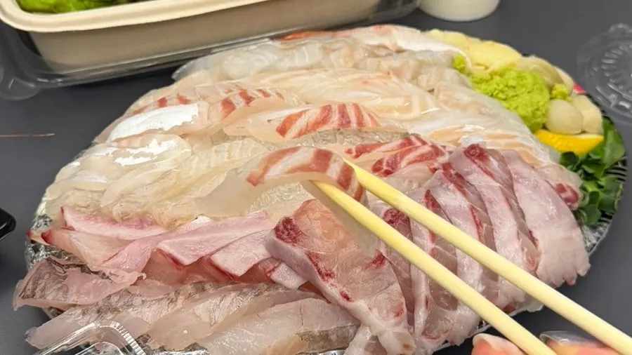 外带中份厨师发办生鱼片一桌