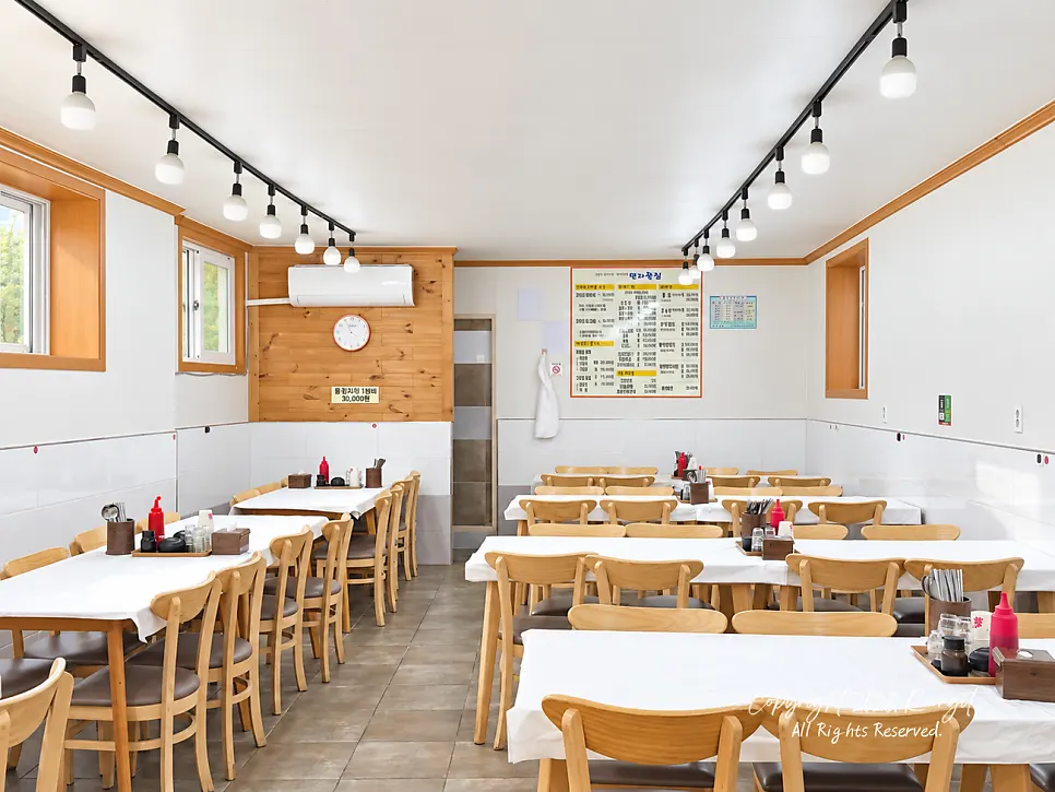 Seating area next to Minja Hoetjip