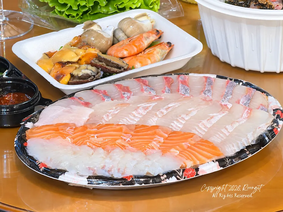 Mixed sashimi platter with flounder, rockfish and salmon