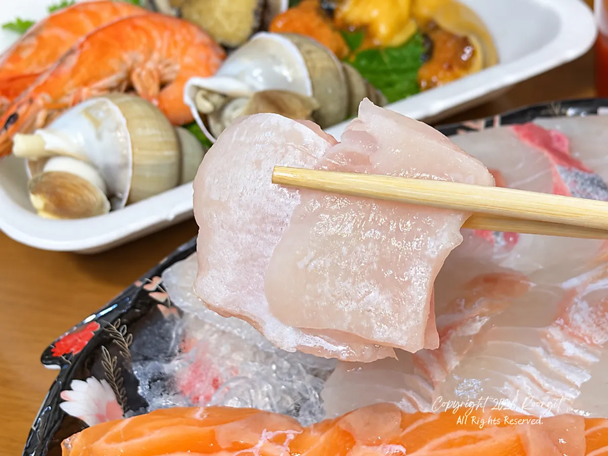 Minja Hoetjip mixed sashimi spread out at the accommodation