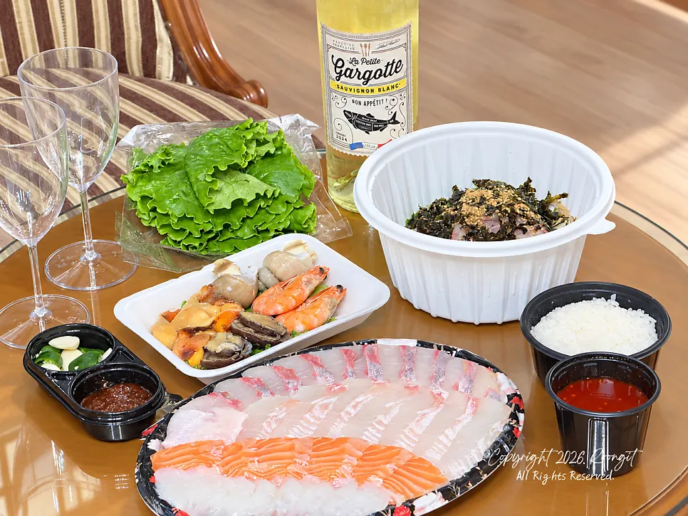 Mixed sashimi and hoedeopbap served together