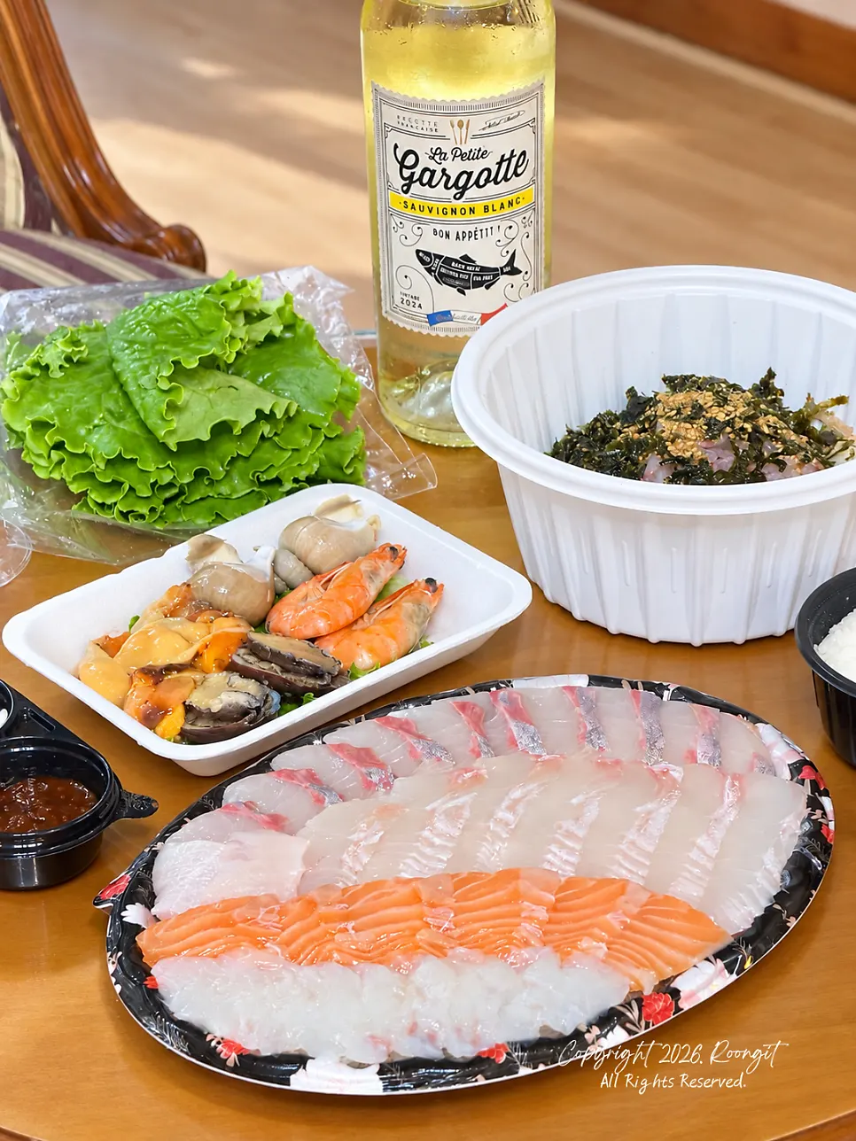 Final shot of the Minja Hoetjip sashimi takeout