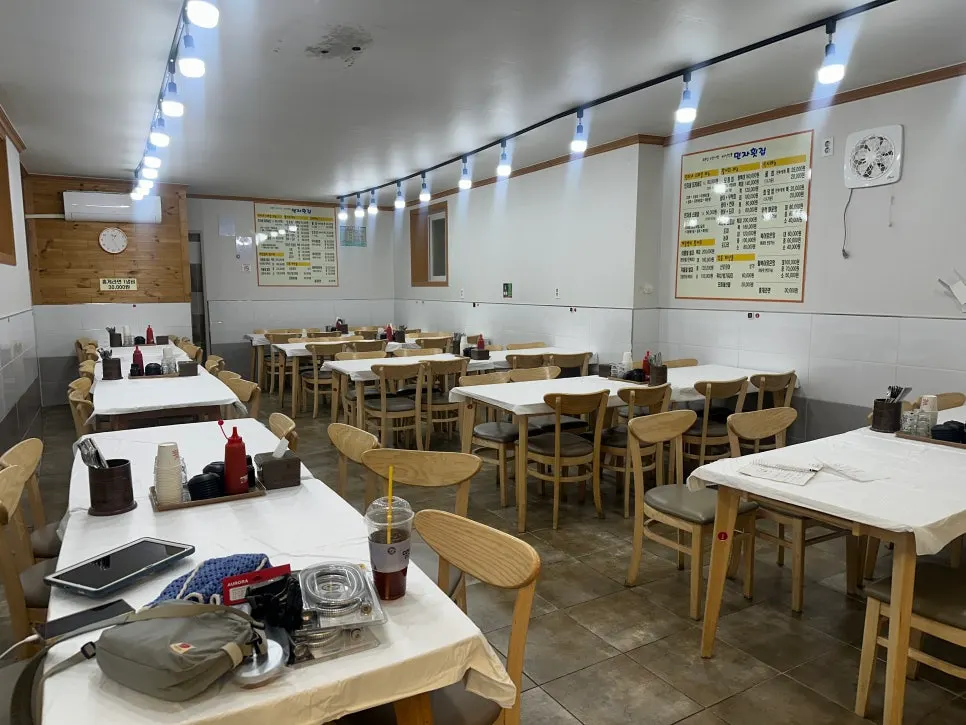 The hall at Minja Hoetjip extending into a side space