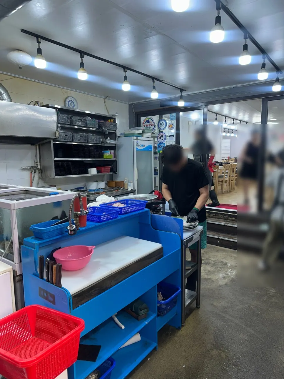 Neatly maintained fish tanks at Minja Hoetjip