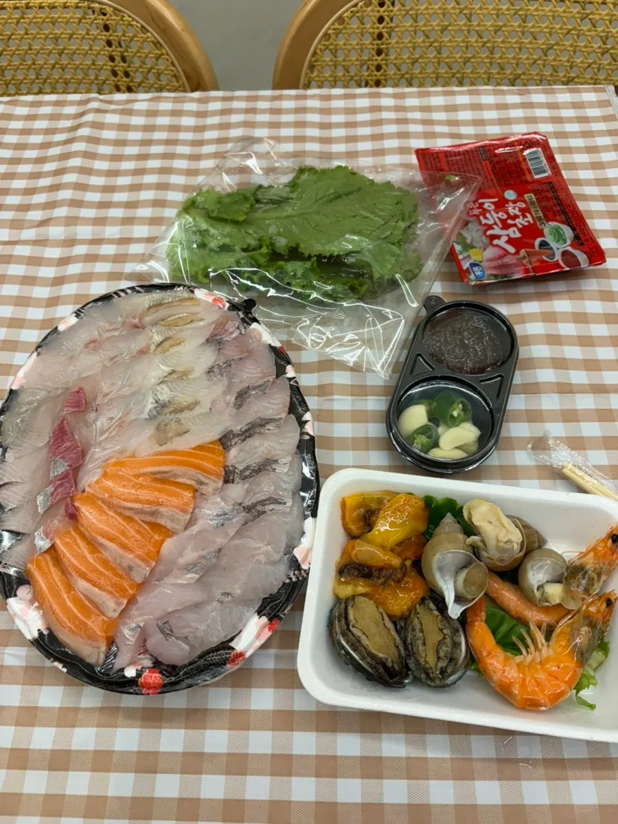 The small assorted sashimi platter takeaway from Minja Hoetjip