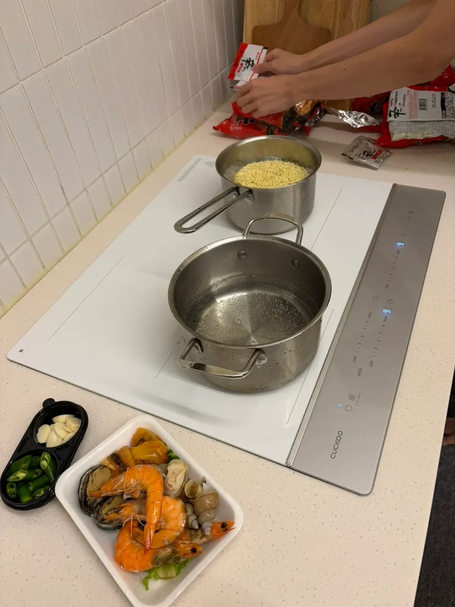 Ramyeon and bean sprouts bought to cook at the lodging