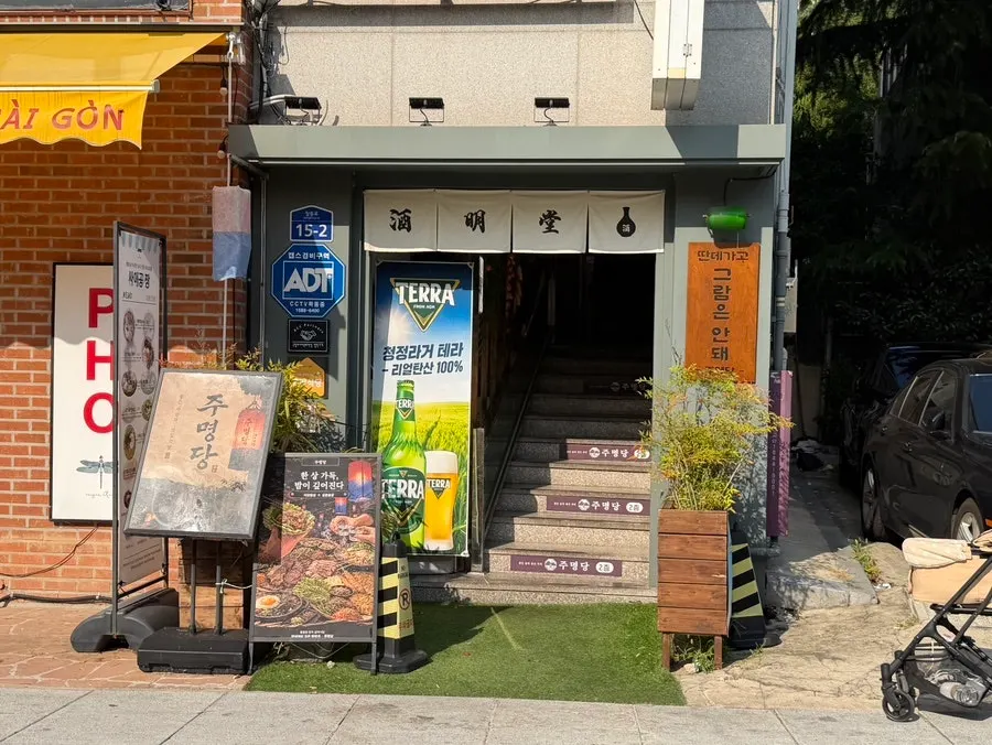 View around the 2nd-floor entrance of Ju Myeongdang