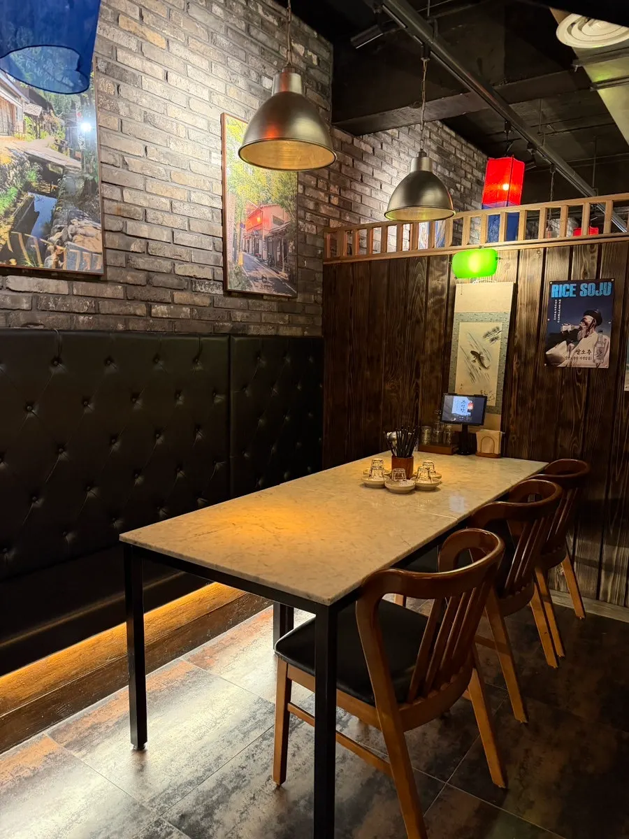 The table at Ju Myeongdang during the meal