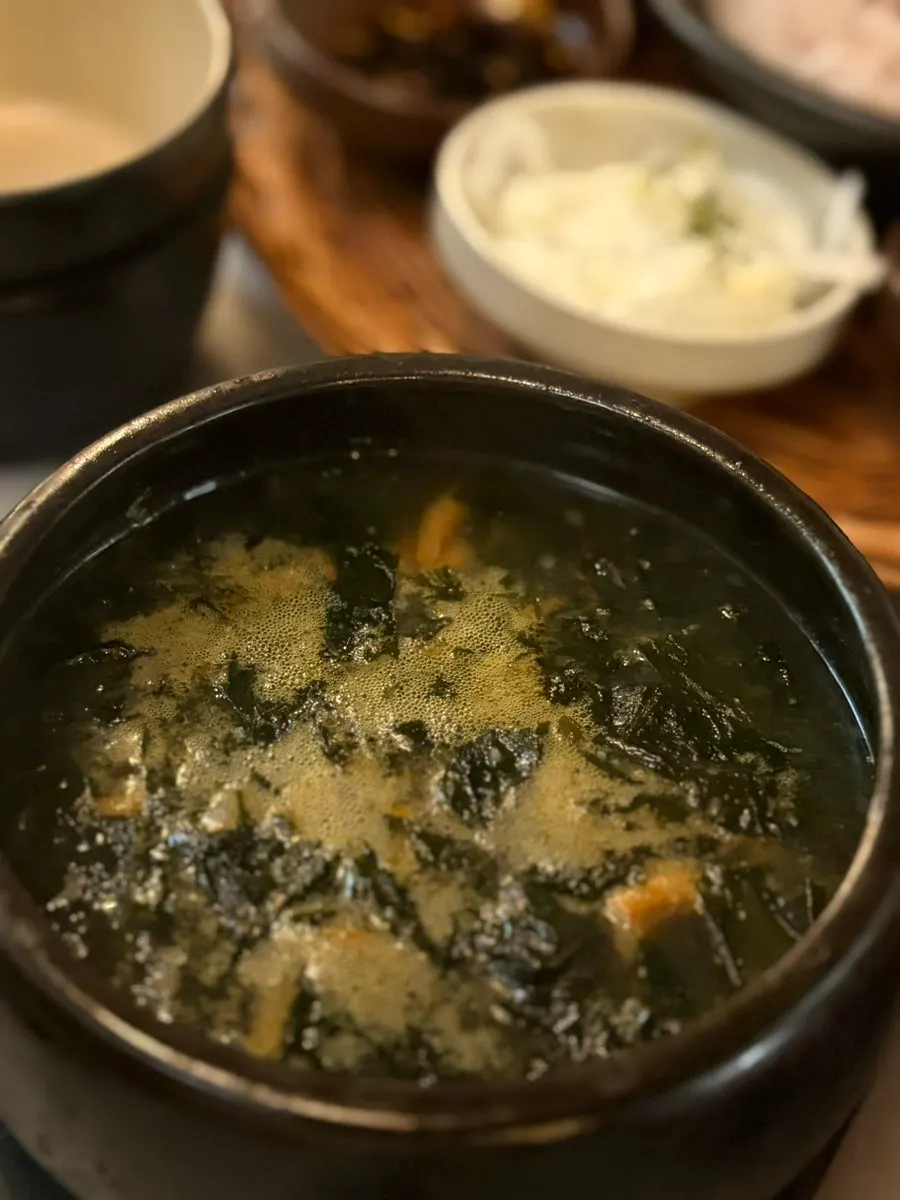 소쿠리에 담겨 나온 곁들임 찬 한상