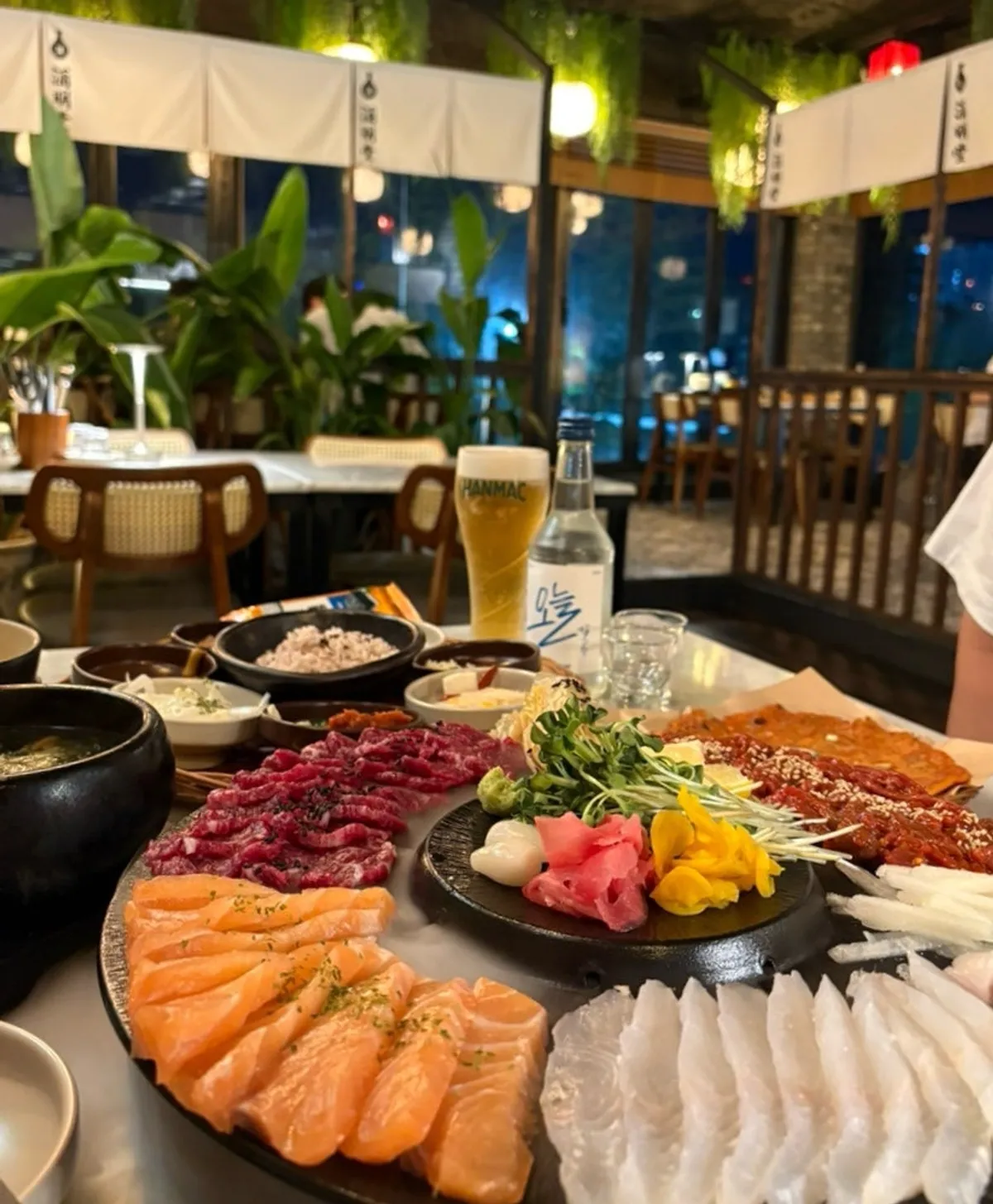한상 가득 차려진 주명당 술상