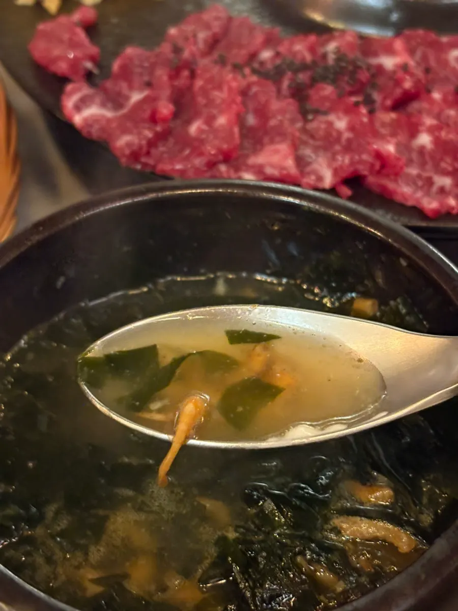 한 점 집어 올린 육회
