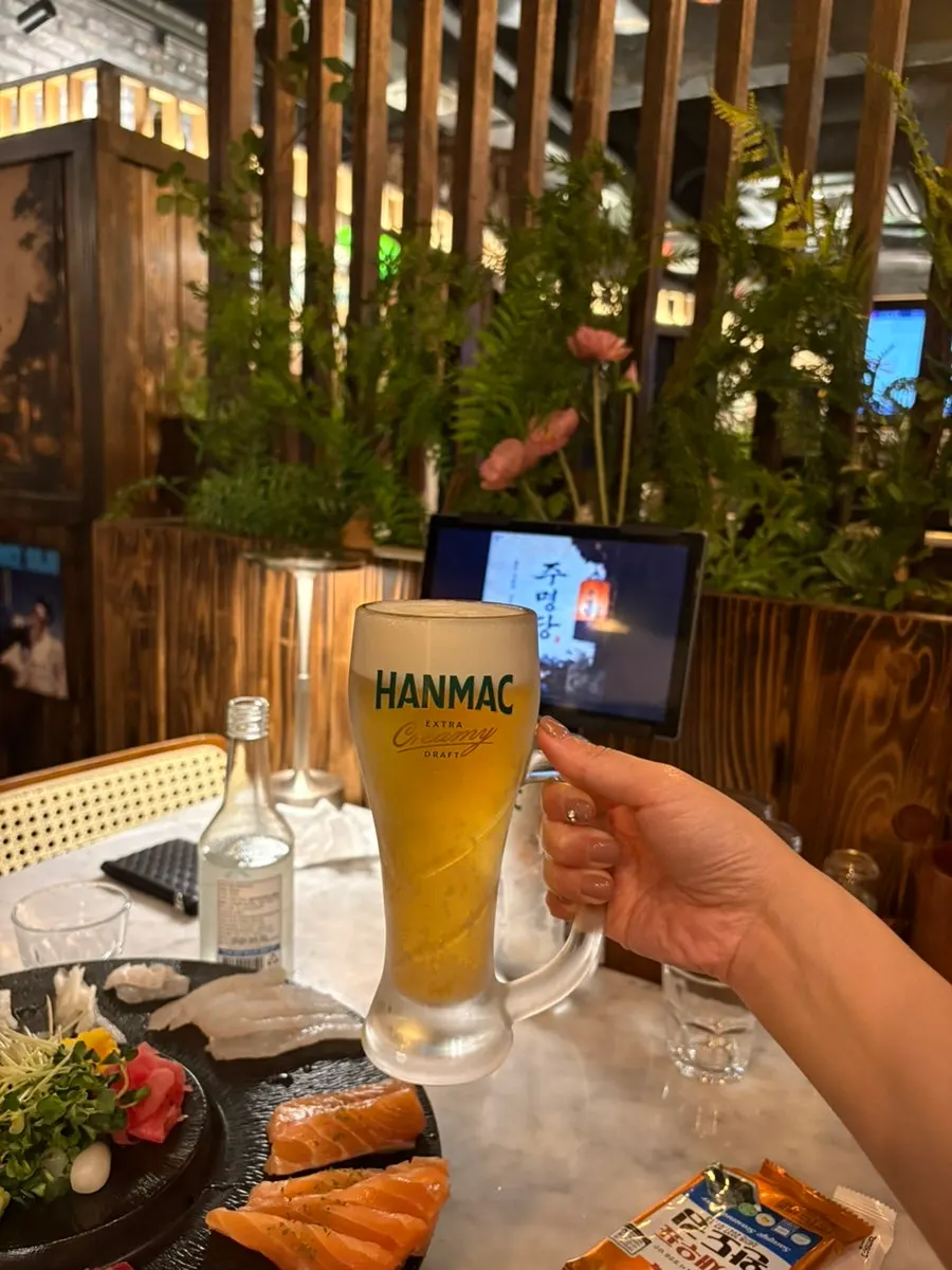 김치전과 곁들임 찬 한 접시