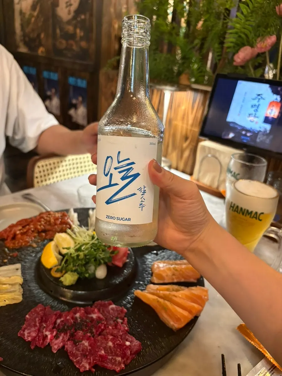 추가 주문한 생맥주와 쌀소주
