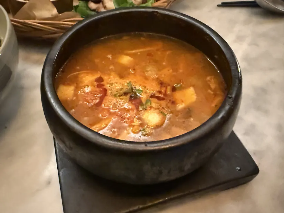 이모밥상과 함께 나온 묵은지김치찌개