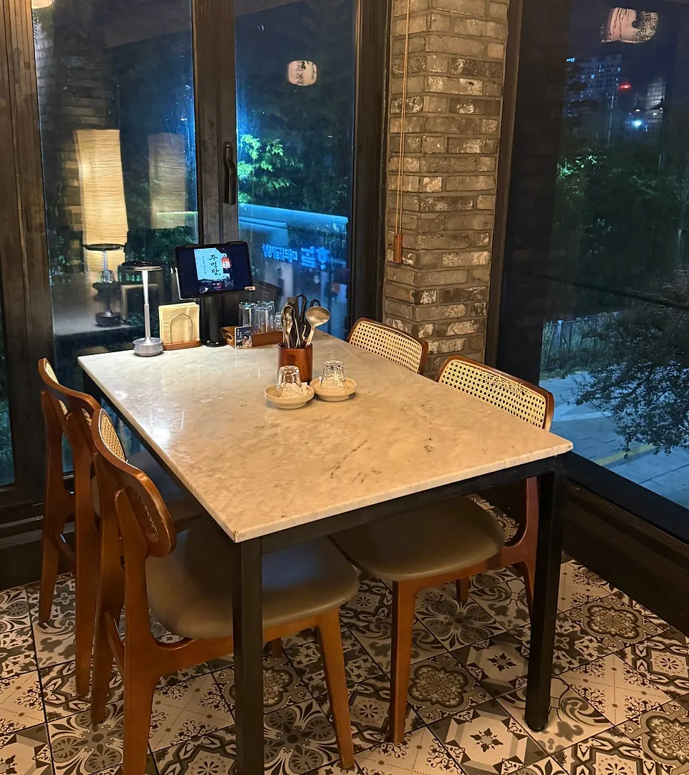 동명동 메인 거리 건물 2층 주명당 간판과 조명